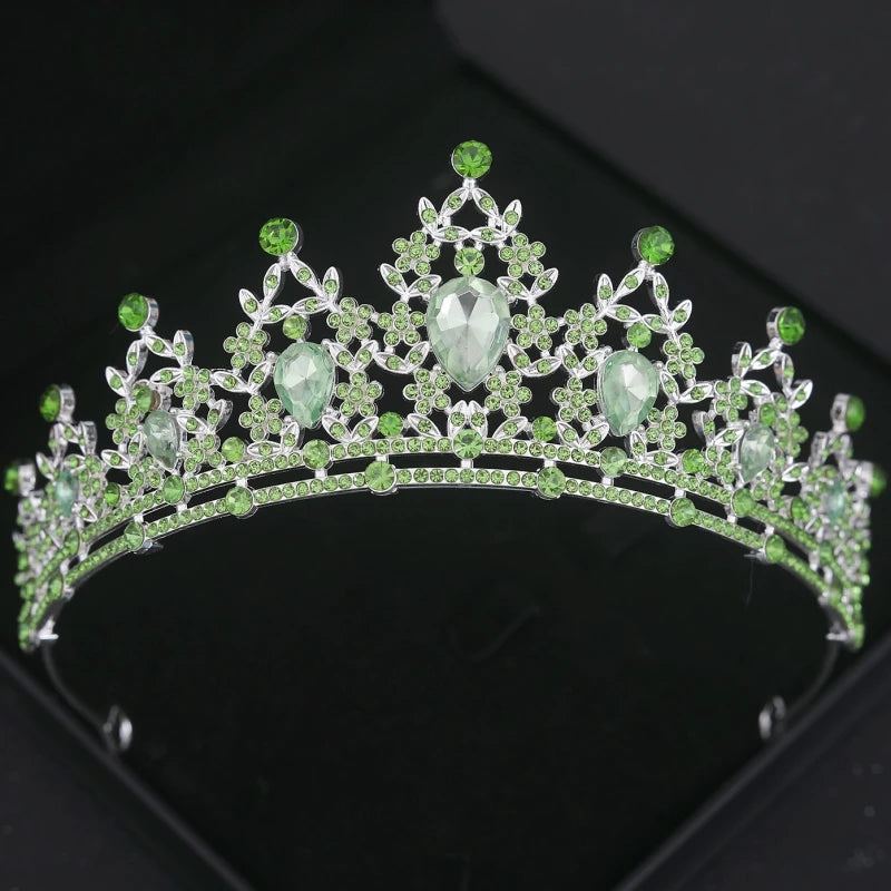 Couronne de cheveux en cristal vert scintillant avec détails complexes et accents de gemmes.