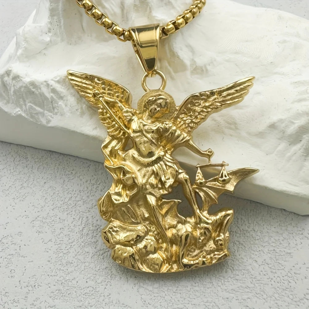 Pendentif de croix en acier inoxydable doré représentant un ange aux ailes.