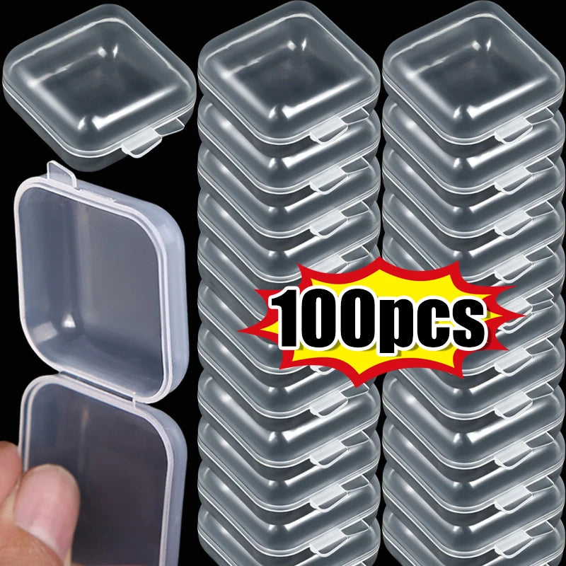 Stapel von 100 transparenten Mini-Quadrat-Aufbewahrungsboxen für Schmuck und Ohrringe.