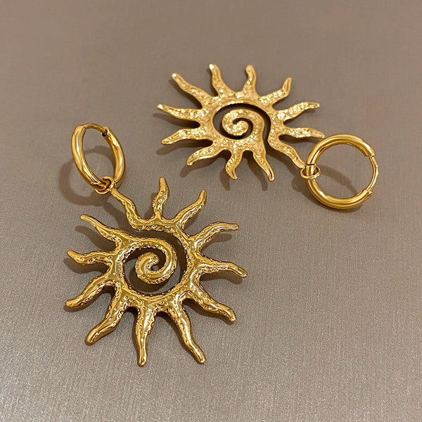 Collier fleur soleil spiral plaqué or avec perle et anneau de saut.