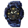 Montre sportive camouflage numérique bleu foncé et noir avec une lunette et un affichage proéminents.