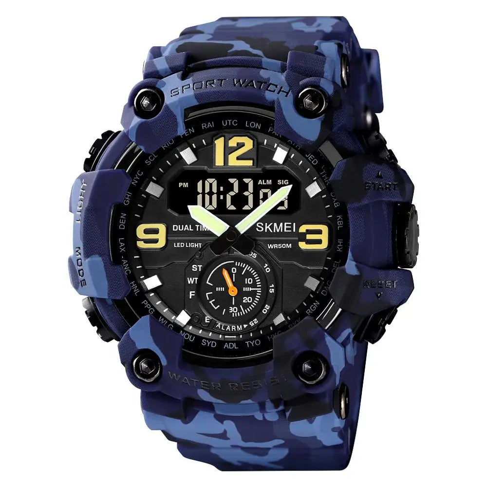 Montre sportive camouflage numérique bleu foncé et noir avec une lunette et un affichage proéminents.