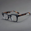 Lunettes de lecture à anti-lumière bleue à motif tortue avec monture noire, sur fond gris.
