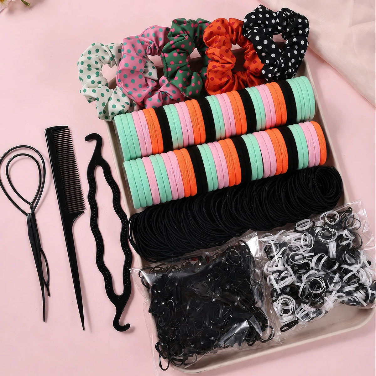 Un ensemble d'accessoires pour cheveux élastiques pour femmes, incluant des élastiques colorés et des liens noirs, ainsi que 