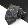 Dunkelblaue Herrenkrawatte mit gelbem Blumen-Paisley-Muster, gefaltet und auf weißem Hintergrund.
