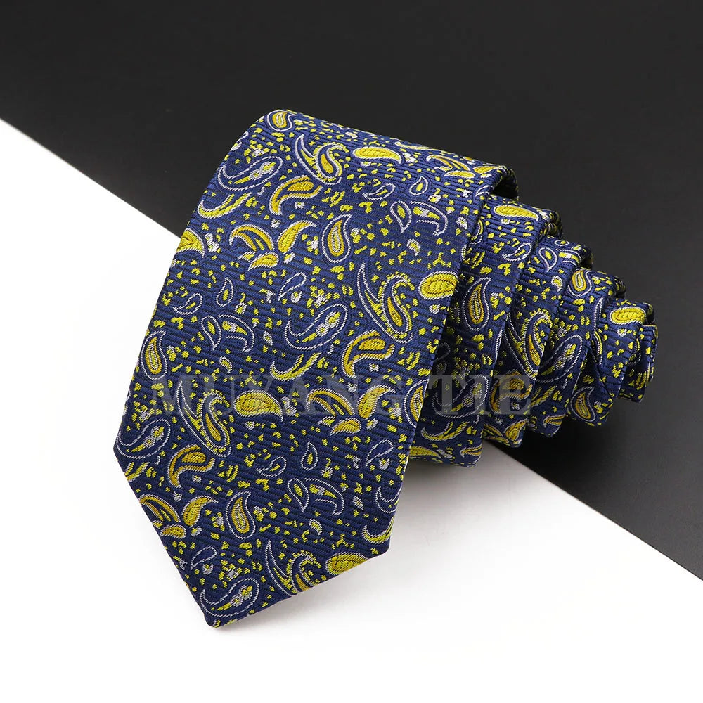 Dunkelblaue Herrenkrawatte mit gelbem Blumen-Paisley-Muster, gefaltet und auf weißem Hintergrund.