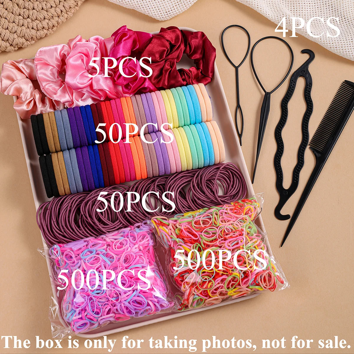 Une boîte contenant divers accessoires pour cheveux élastiques de différentes couleurs, y compris des élastiques et des peign