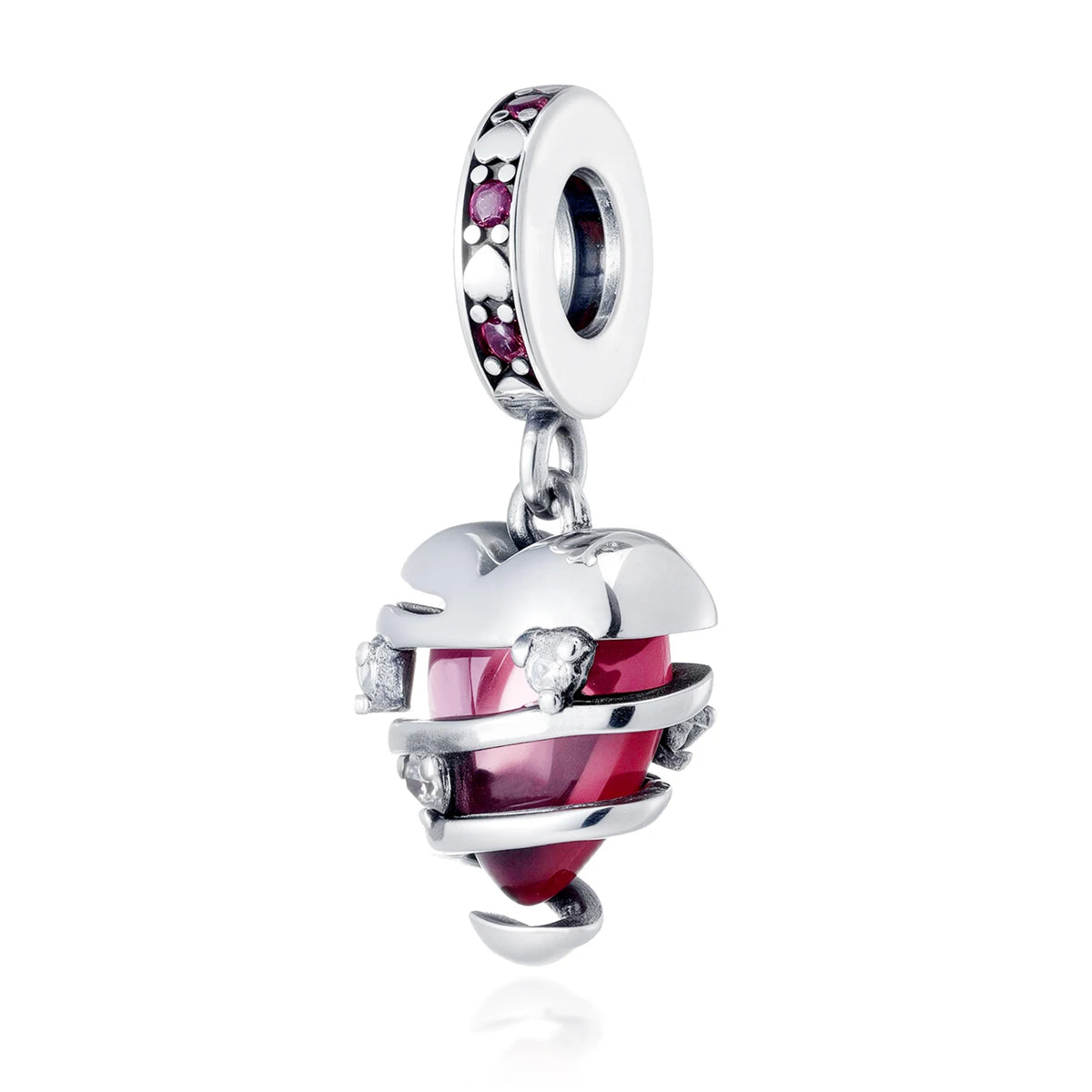 Cuenta de plata con perla rosa y forma de corazón rodeada de piedras claras.