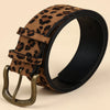 Ceinture en cuir marron à motif léopard et boucle en laiton.