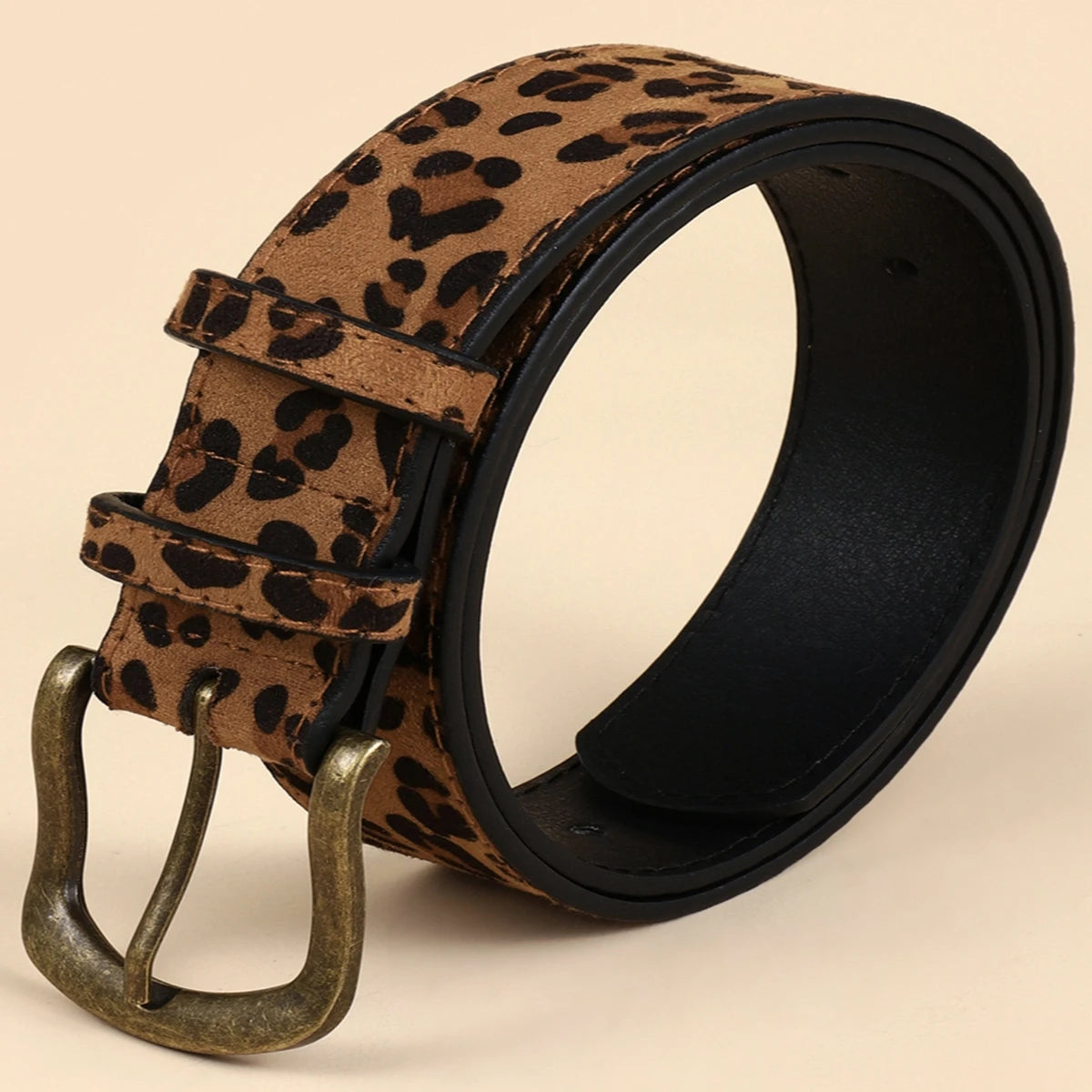 Ceinture en cuir marron à motif léopard et boucle en laiton.