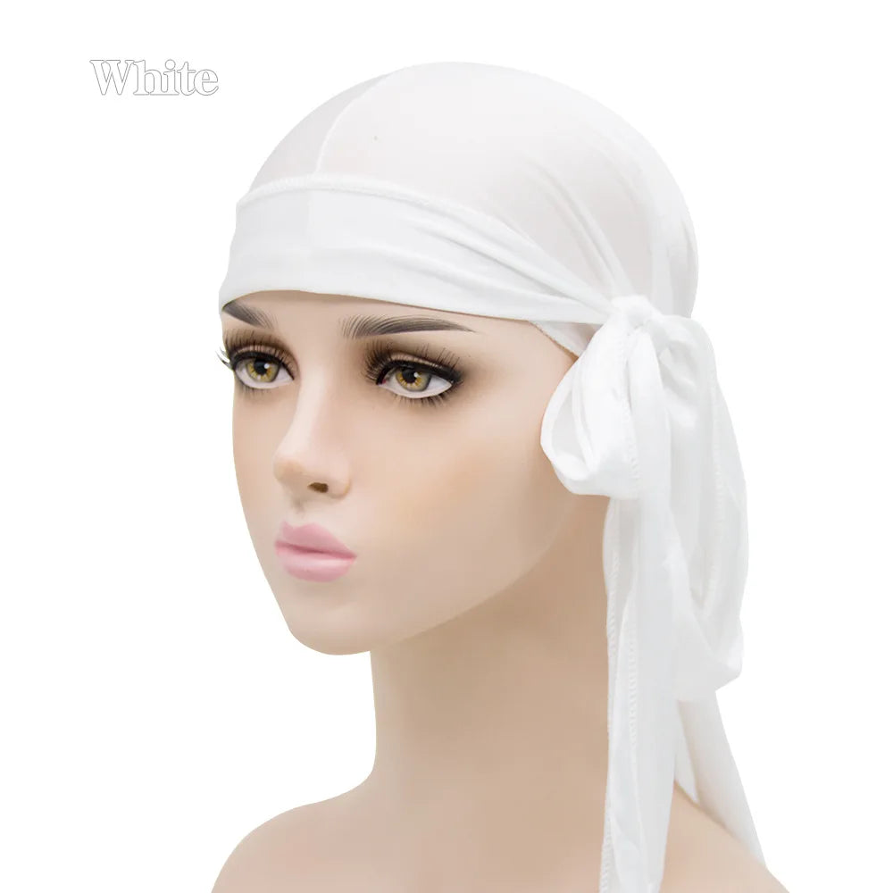 Un turbante bandana de seda blanca en forma de turbante mostrado en un maniquí.