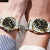 Nahaufnahme einer gold- und silbernen Multifunktions-Chronographen-Armbanduhr am Handgelenk eines Menschen.