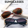 Eine braune und goldene Sonnenbrille mit Wrap-Around-Gestell auf einer weißen Oberfläche.