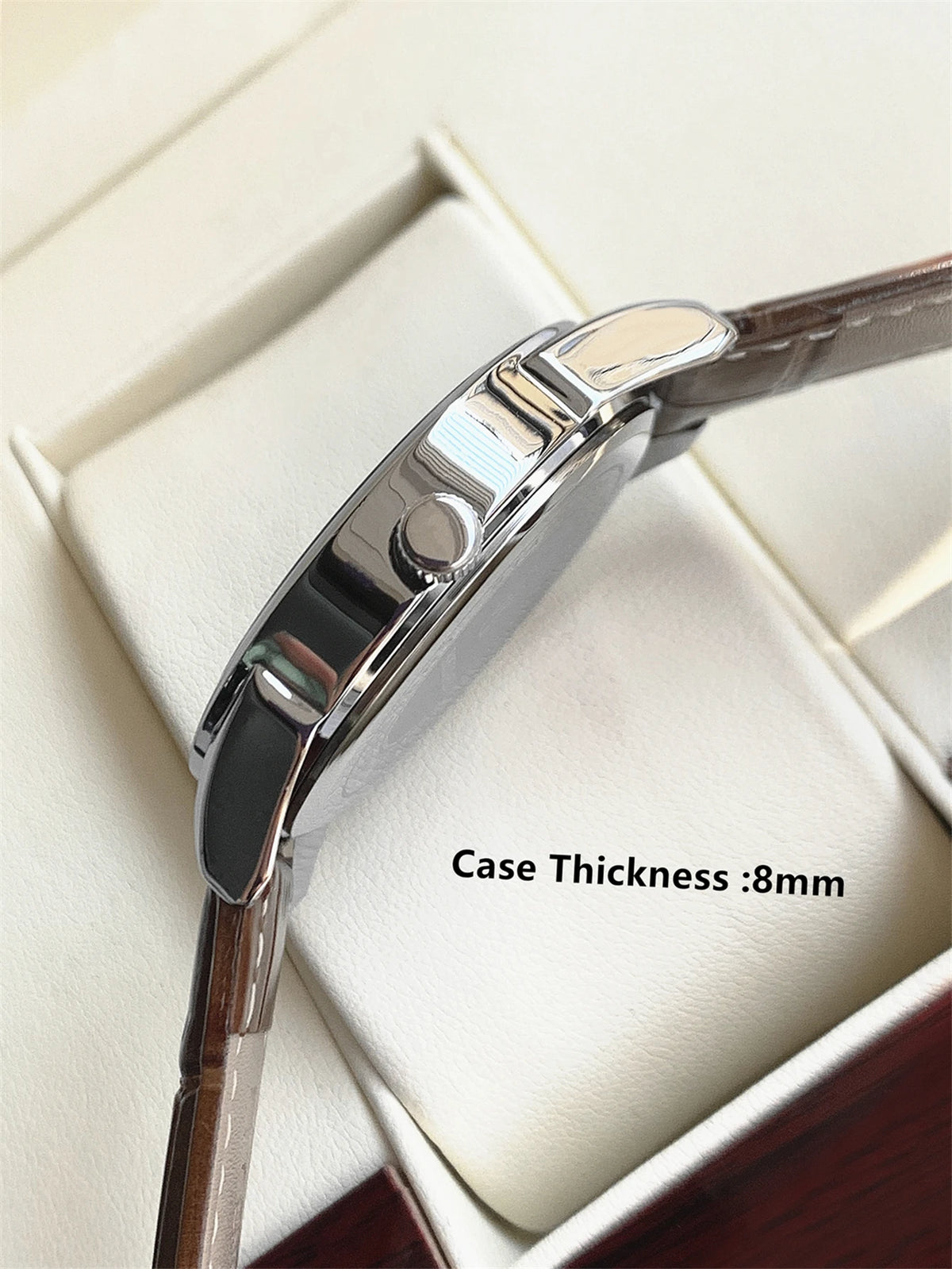 Gros plan d'une montre-bracelet quartz homme de luxe avec un bracelet en cuir, épaisseur du boîtier de 8 mm.