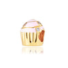 Un dije dorado con forma de cupcake, glaseado rosa y acentos de gema transparente.