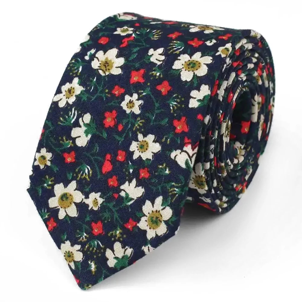 Une cravate bleu marine foncé avec un motif floral élégant de fleurs blanches et rouges.