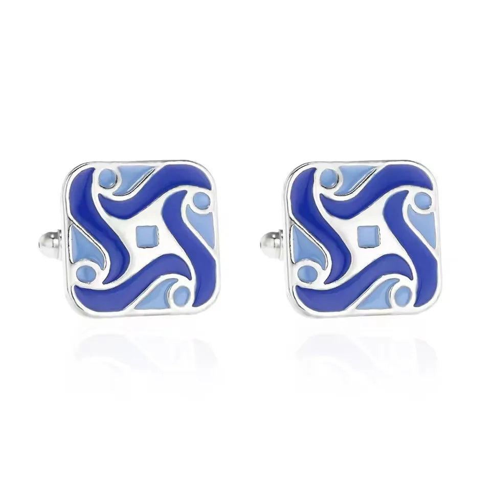 Une paire de boutons de manchette carrés à rayures classiques pour hommes avec émail bleu et accents argentés.