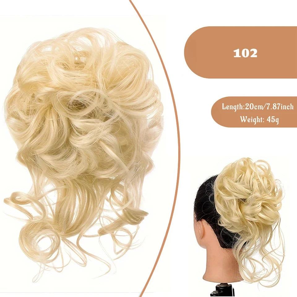 Ein Bund blondes, gewelltes synthetisches Haar in Dutt-Frisur.