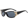 Schwarze Wrap-Around-Sonnenbrille mit goldfarbener Schmetterlingsverzierung