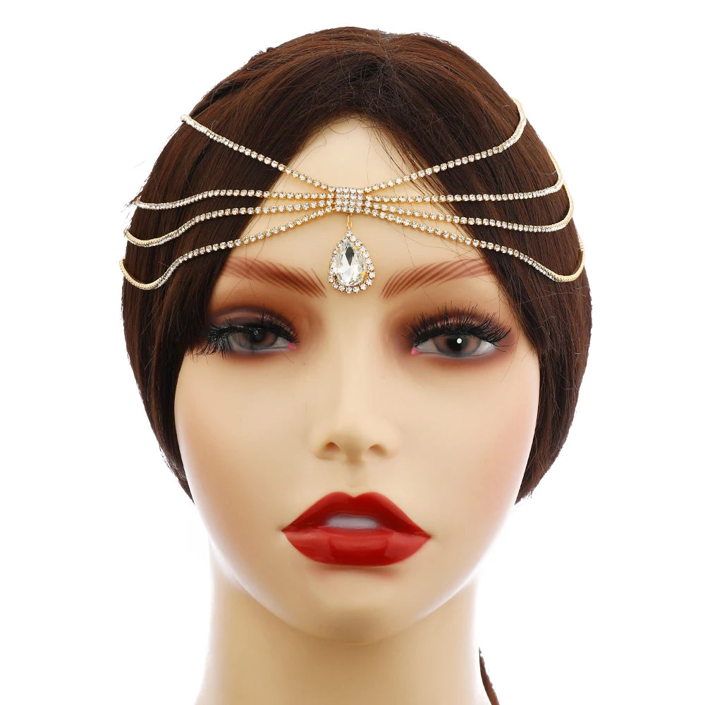 Mannequin zeigt ein mehrlagiges Kristall-Frisur-Haar-Ketten-Head-Schmuckstück auf der Stirn.