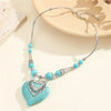 Collier en chaîne argentée avec des perles de turquoise et un pendentif en forme de cœur en turquoise