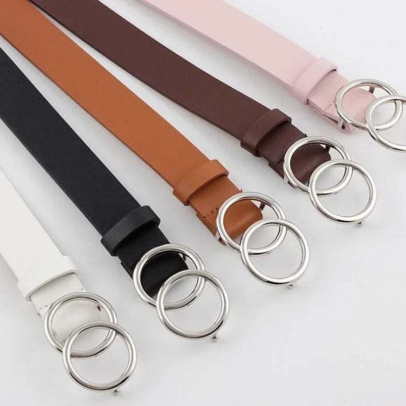 Eine Kollektion von Damen-Gürteln aus Kunstleder in verschiedenen Farben wie Schwarz, Braun, Pink und Beige.