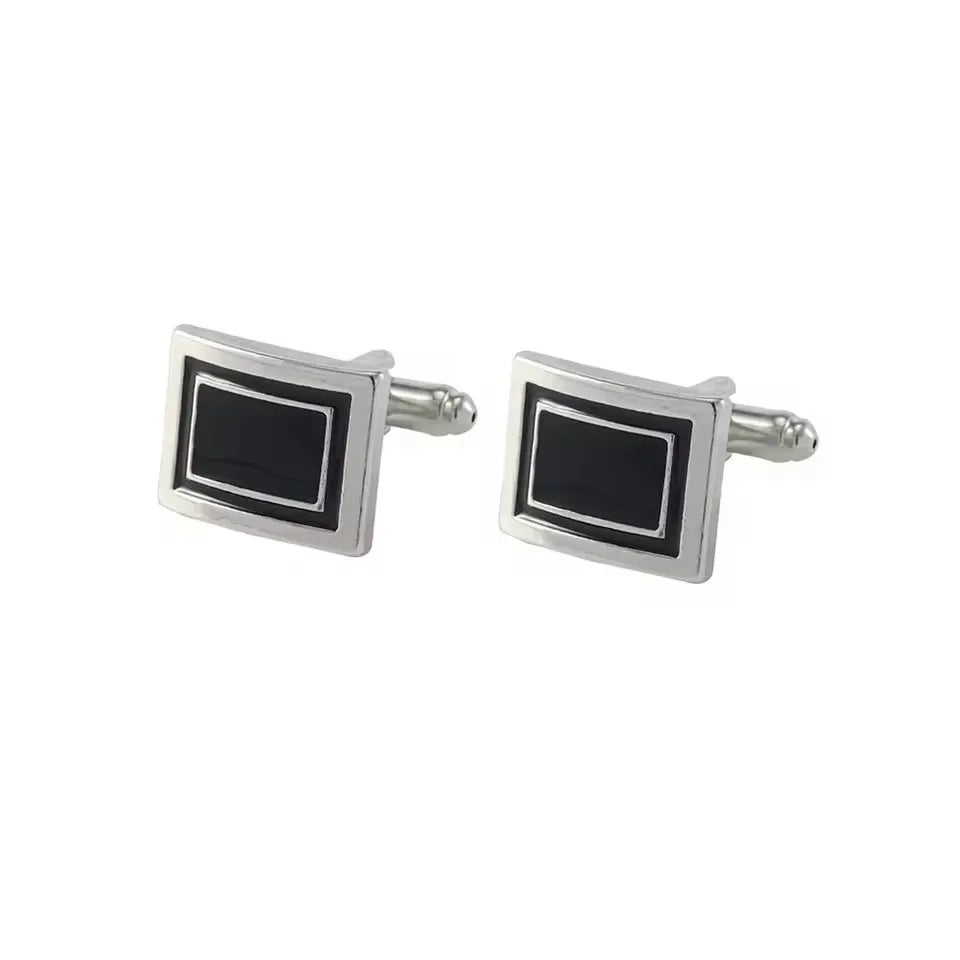 Une paire de boutons de manchette carrés à rayures classiques pour hommes, métal argenté et émail noir.