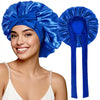 Una mujer modela un gorro de dormir de satén azul real con lazos de tela a juego.
