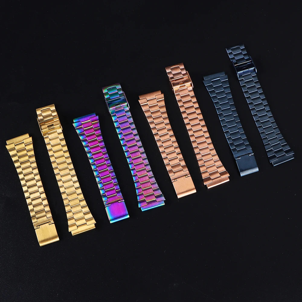 Eine Sammlung verschiedener Edelstahlarmbänder in Gold, Roségold und Schwarz, diagonal angeordnet.