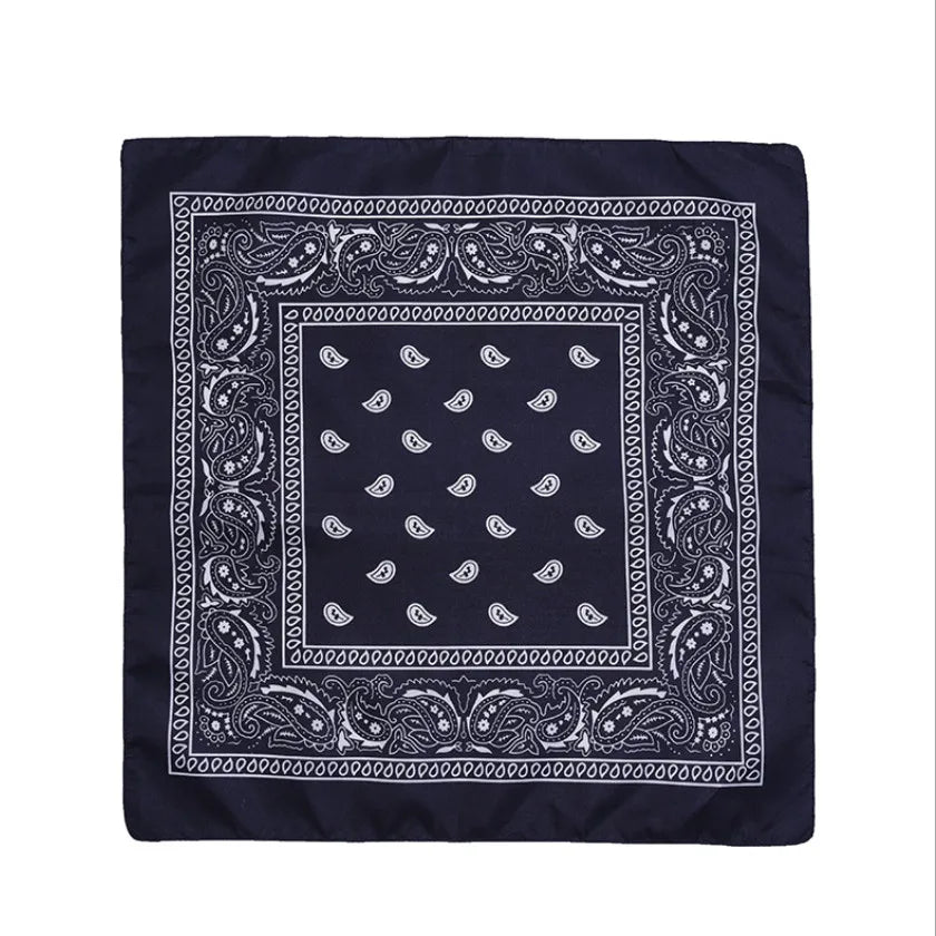 Bandana de tela azul oscuro o negro con intrincados patrones paisley y geométricos blancos.