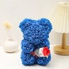 Un bouquet de roses en mousse bleues en forme de ours en peluche à côté d'un abat-jour de couleur crème.
