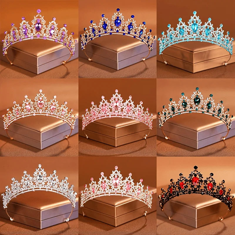 Colección de tiaras y coronas de cristales ornamentadas exhibidas en cajas cuadradas.