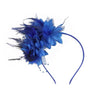 Un bandeau fascinateur en plume bleue éclatante avec de grandes fleurs bleues et de la dentelle.