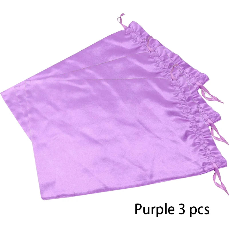 Lila Satin-Aufbewahrungstaschen für Perücken, drei Stück, mit Kordelverschlüssen.
