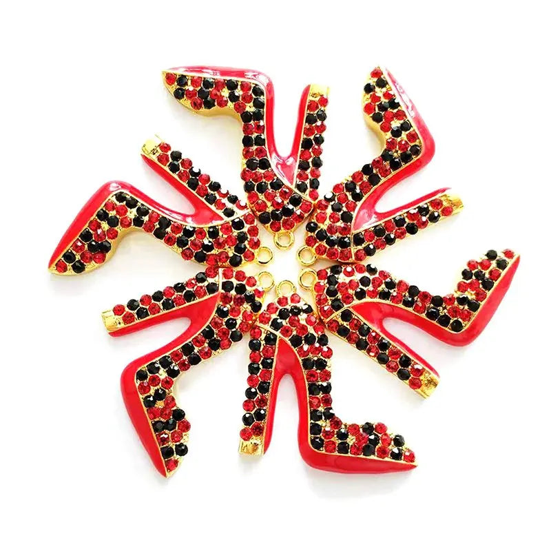 Ein Set eleganter High-Heel-Schmuck mit roten und schwarzen Strasssteinen in Sternform.