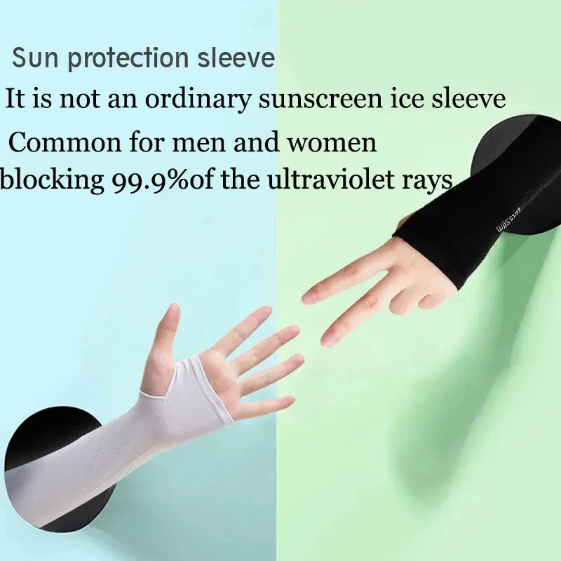 Eine Hand mit einem schwarzen Sonnenschutzärmel vor einem hellgrünen Hintergrund.