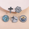 Collection de pins en émail avec des symboles chrétiens comme des croix et des phrases telles que 'Ask God', 'Trust God', 'Th