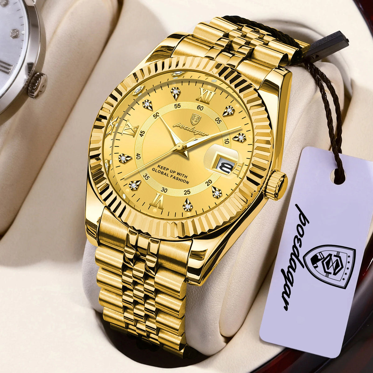 Montre-bracelet quartz dorée pour homme avec bracelet en cuir et étiquette blanche sur une surface claire.