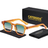 Orangefarbene quadratische modische Sonnenbrille mit Holzrahmen, präsentiert auf einer schwarzen Box und einem Tuch.