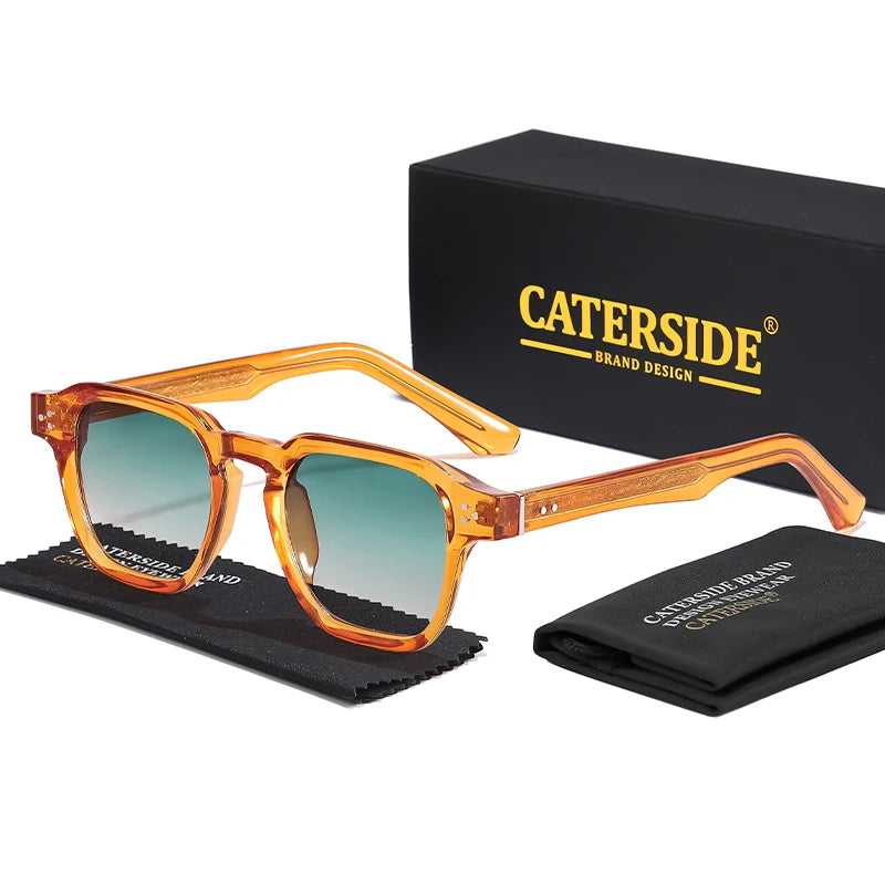 Orangefarbene quadratische modische Sonnenbrille mit Holzrahmen, präsentiert auf einer schwarzen Box und einem Tuch.