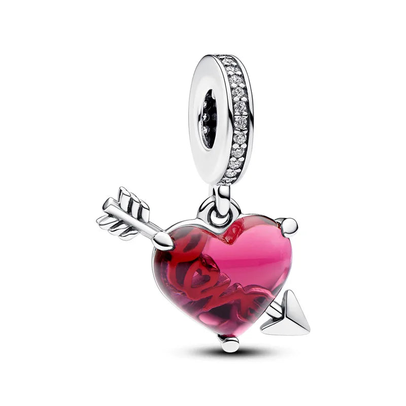 Cuenta de plata con un dije de corazón y un pequeño dije de flecha rosa roja de esmalte.