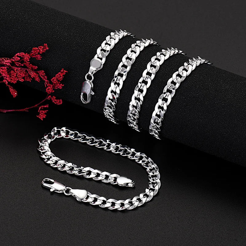 Un ensemble de colliers et bracelets en argent sterling, présentés sur un fond noir.
