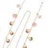 Chaîne délicate en métal doré avec des charms étoiles de mer et coquillages pour lunettes.