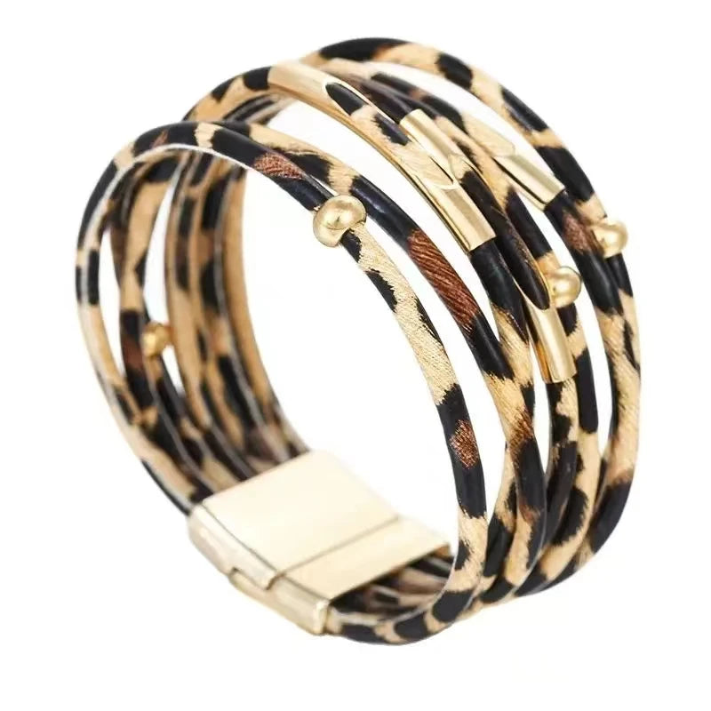 Pile de bracelets en cuir à enrouler imprimés léopard bohèmes brun et noir.