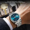 Gros plan d'une montre-bracelet en quartz luminescente en acier inoxydable avec un cadran bleu et un bracelet argenté sur un 