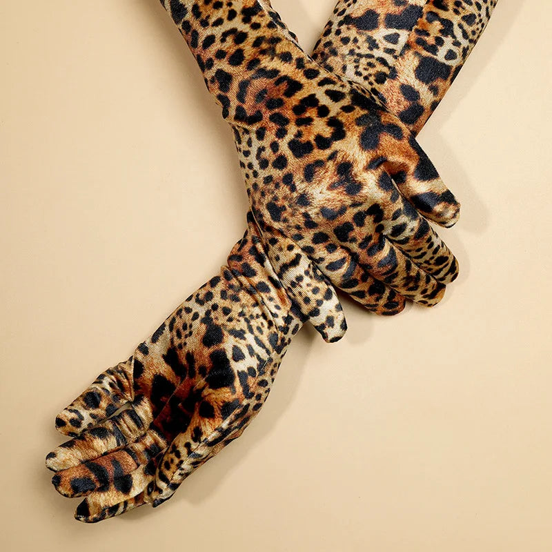 Nahaufnahme einer Hand mit goldfarbenen Samt-Leoparden-Handschuhen für die Performance.
