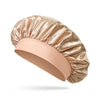 Bonnet pour cheveux en soie satinée de couleur rose nude, vue de côté.