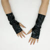 Un paire de gants de cosplay en cuir PU noir brillant sans doigts portés sur les mains d'une personne.