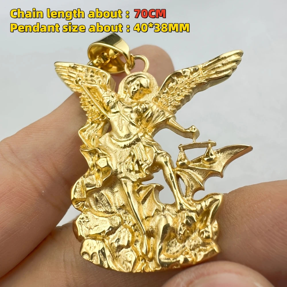 Pendentif d'ange en acier inoxydable doré avec ailes et croix sur une chaîne.