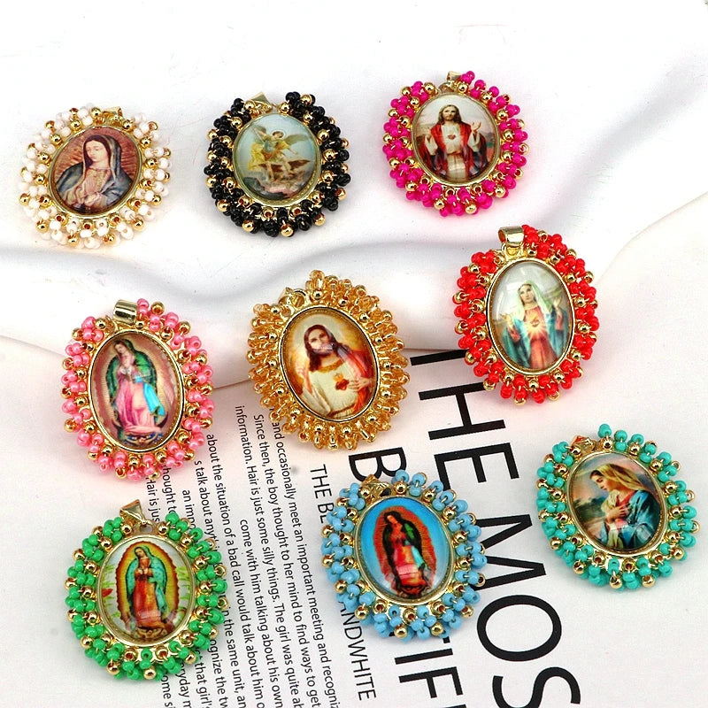 Collection de colliers pendentifs en cuivre plaqué or avec perles Miyuki colorées et sertissages de gemmes.